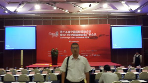 公司領導邱經理在會議現場拍照留念